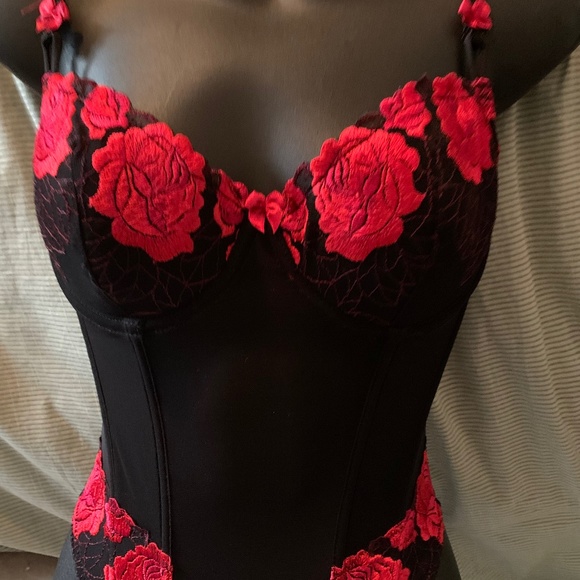 Jessica Other - Black bustier with embroidered red roses 🌹